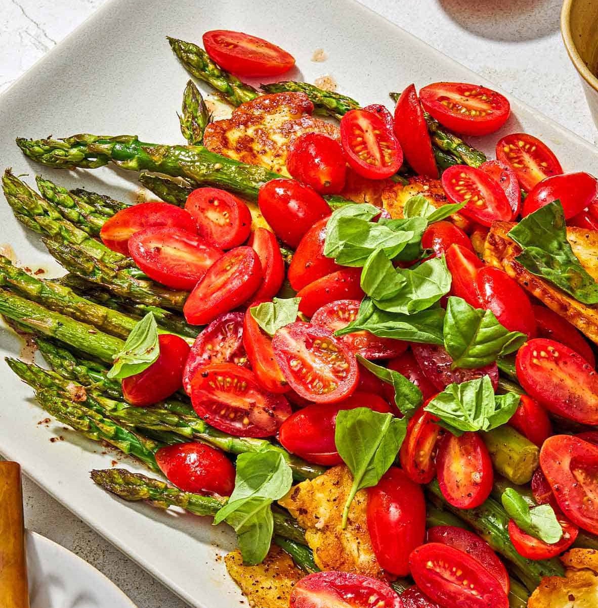 Ceptu sparģeļu salāti ar ceptu halloumi sieru un svaigiem tomātiem